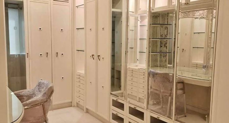 For rent 3 bedrooms condo in Sathon, Bangkok