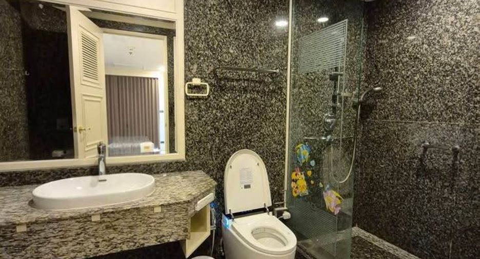 For rent 3 bedrooms condo in Sathon, Bangkok