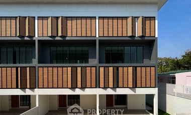 For sale 3 bedrooms townhouse in Wang Thonglang, Bangkok