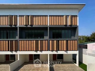 For sale 3 bedrooms townhouse in Wang Thonglang, Bangkok