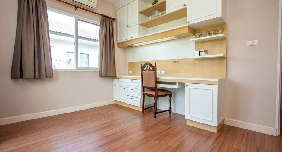 For rent 3 bedrooms house in San Kamphaeng, Chiang Mai