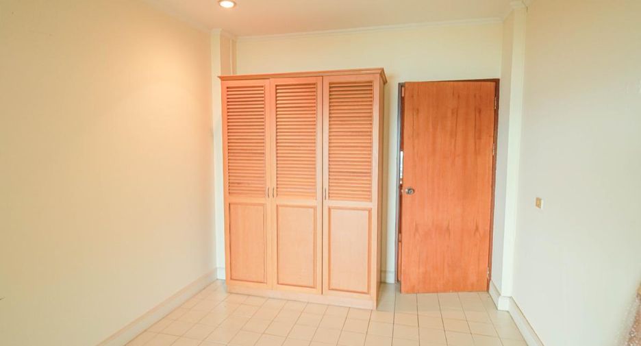 For sale 4 bedrooms condo in Na Jomtien, Pattaya