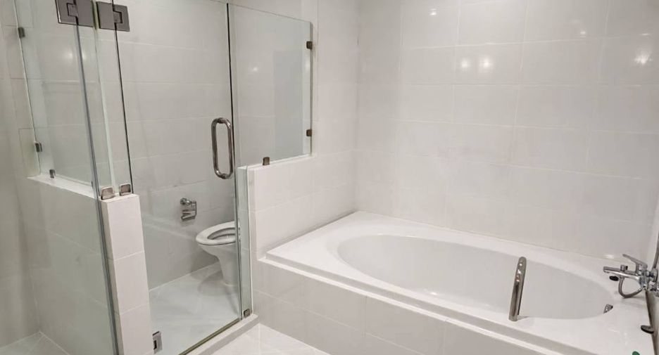 Condo en alquiler de 3 habitaciones en Khlong Toei, Bangkok