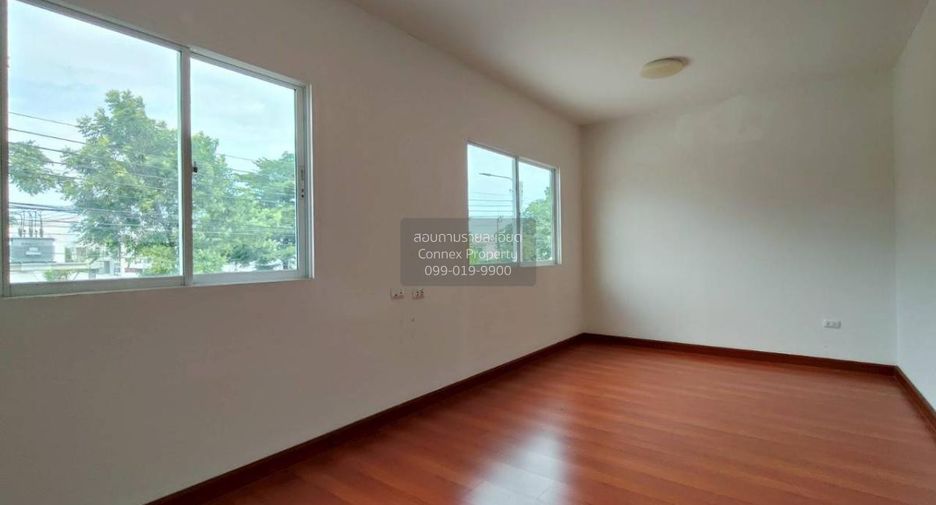 For sale 4 bedrooms townhouse in Mueang Samut Prakan, Samut Prakan