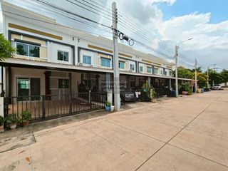 For sale 4 bedrooms townhouse in Mueang Samut Prakan, Samut Prakan