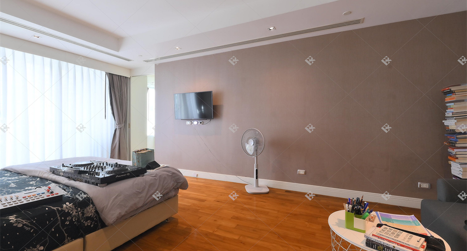 For rent 4 bedrooms condo in Khlong Toei, Bangkok
