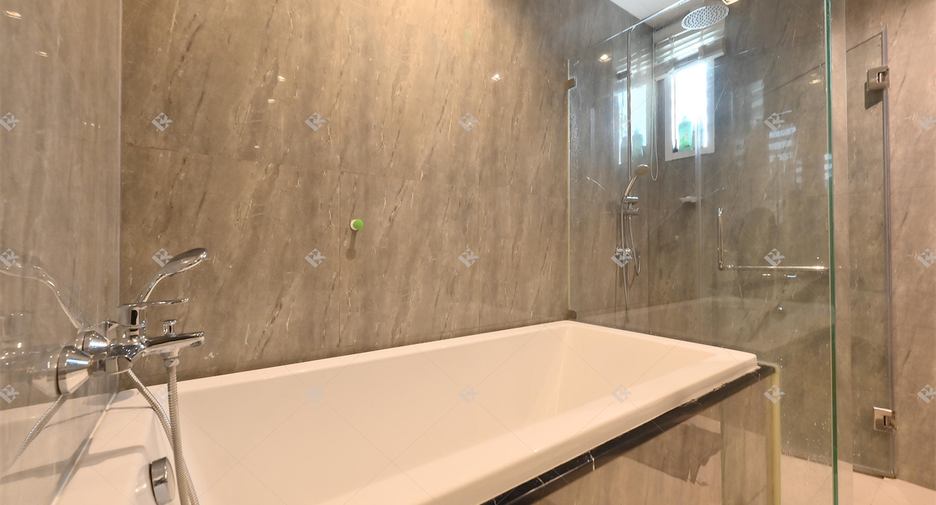 For rent 4 bedrooms condo in Khlong Toei, Bangkok