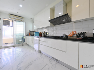 For rent 4 bedrooms condo in Khlong Toei, Bangkok