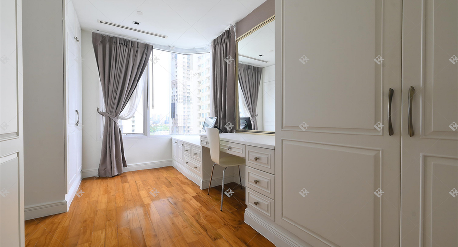 For rent 4 bedrooms condo in Khlong Toei, Bangkok