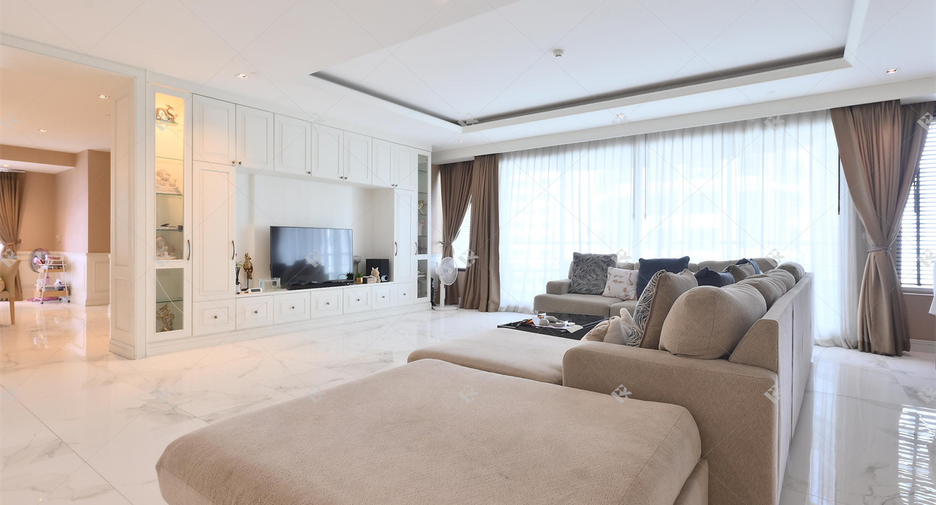 For rent 4 bedrooms condo in Khlong Toei, Bangkok