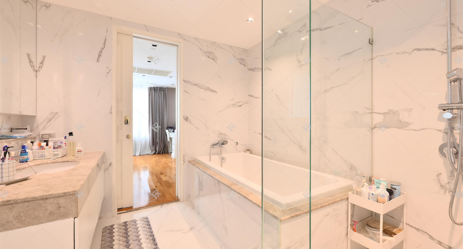 For rent 4 bedrooms condo in Khlong Toei, Bangkok