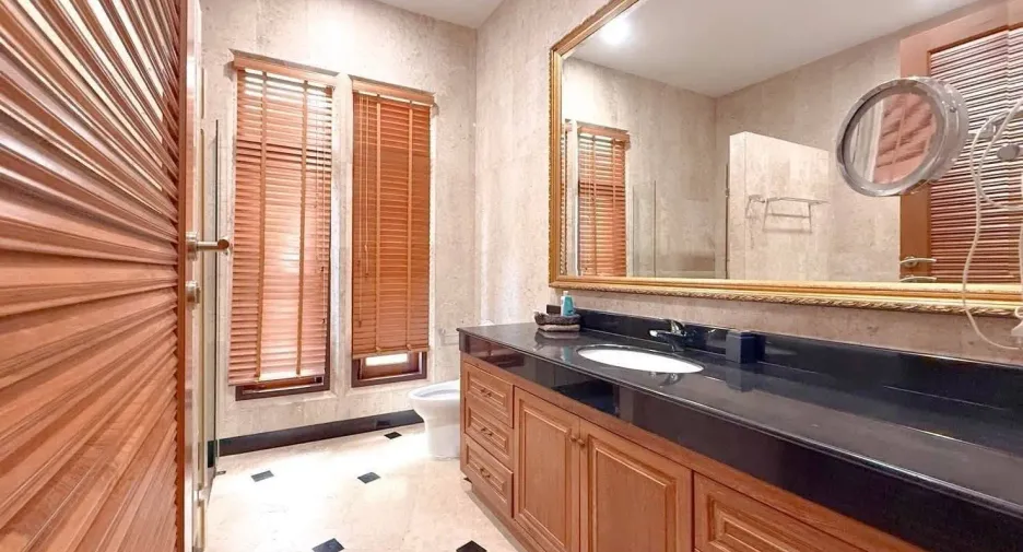 For sale and for rent 5 bedrooms villa in Na Jomtien, Pattaya