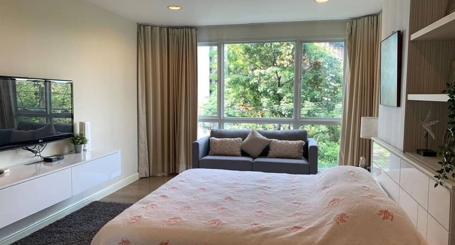 For rent 3 bedrooms condo in Khlong Toei, Bangkok