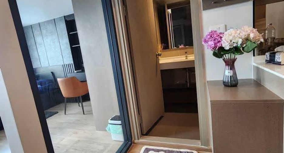 For rent 2 bedrooms condo in Huai Khwang, Bangkok