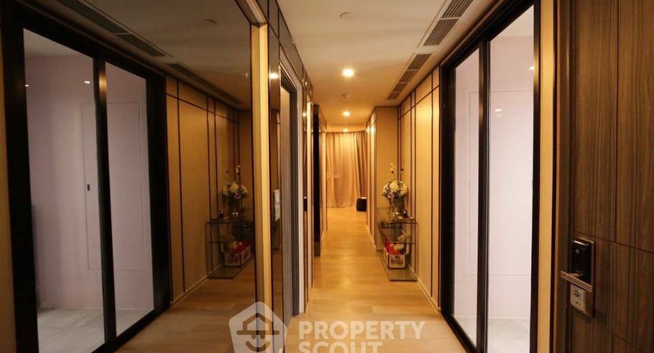 For sale 3 bedrooms condo in Khlong Toei, Bangkok