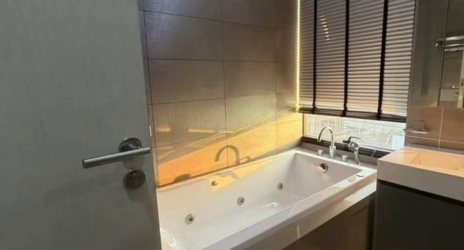 For rent 2 bedrooms condo in Bang Rak, Bangkok