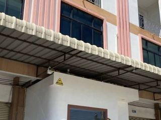 À vendre 3 chambres maison de ville à Mueang Chon Buri, Chonburi