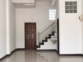À vendre 3 chambres maison de ville à Mueang Chon Buri, Chonburi