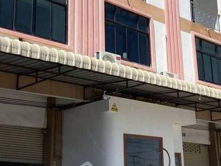 À vendre 3 chambres maison de ville à Mueang Chon Buri, Chonburi