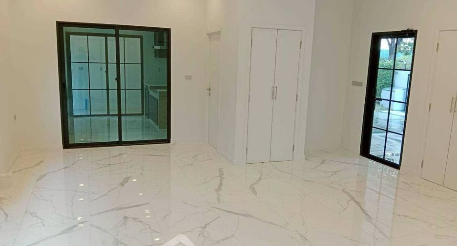 For sale 5 bedrooms house in Khan Na Yao, Bangkok