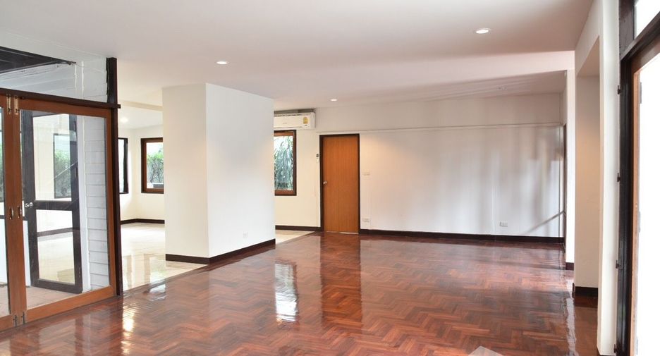 For rent 3 bedrooms house in Khlong Toei, Bangkok