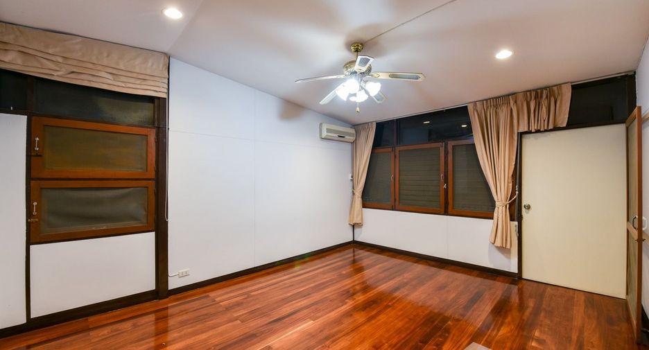 For rent 3 bedrooms house in Khlong Toei, Bangkok