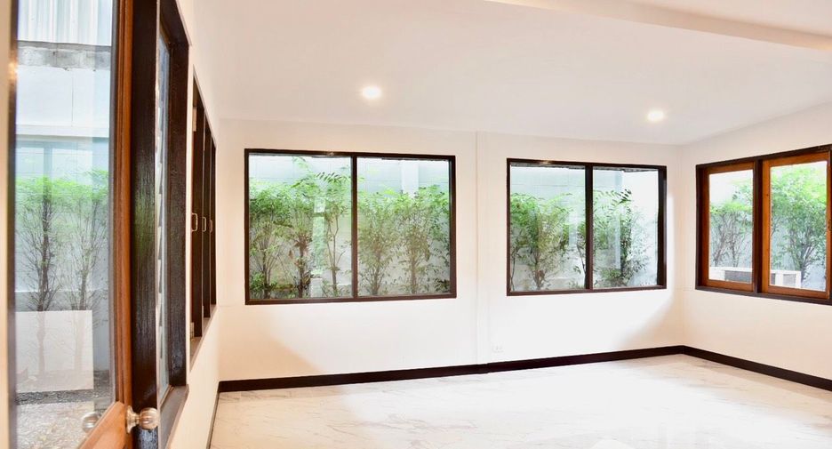 For rent 3 bedrooms house in Khlong Toei, Bangkok
