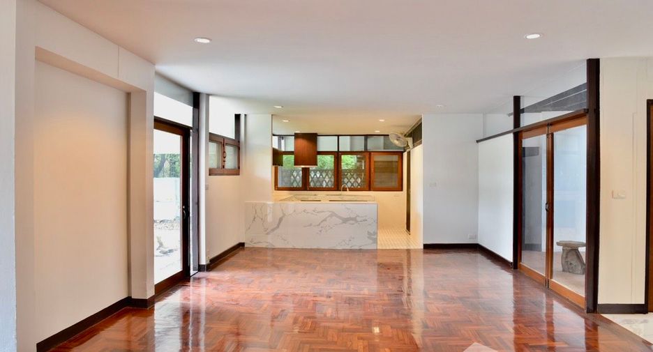 For rent 3 bedrooms house in Khlong Toei, Bangkok