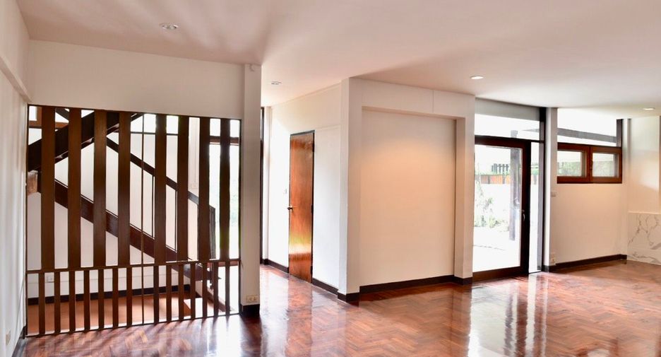 For rent 3 bedrooms house in Khlong Toei, Bangkok