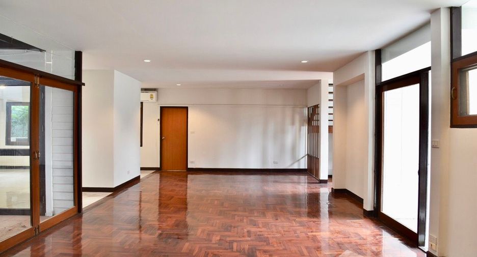 For rent 3 bedrooms house in Khlong Toei, Bangkok