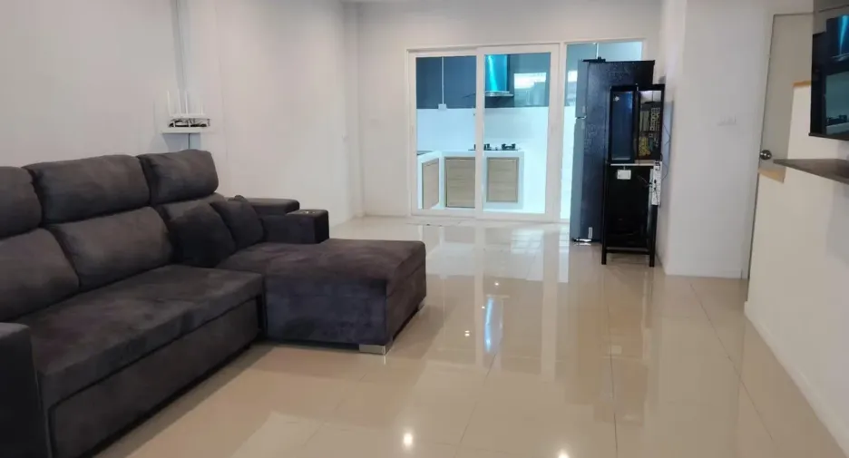 Casa adosada en venta de 3 habitaciones en Si Racha, Chonburi