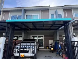 Casa adosada en venta de 3 habitaciones en Si Racha, Chonburi