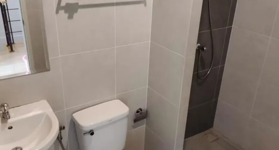 Casa adosada en venta de 3 habitaciones en Si Racha, Chonburi