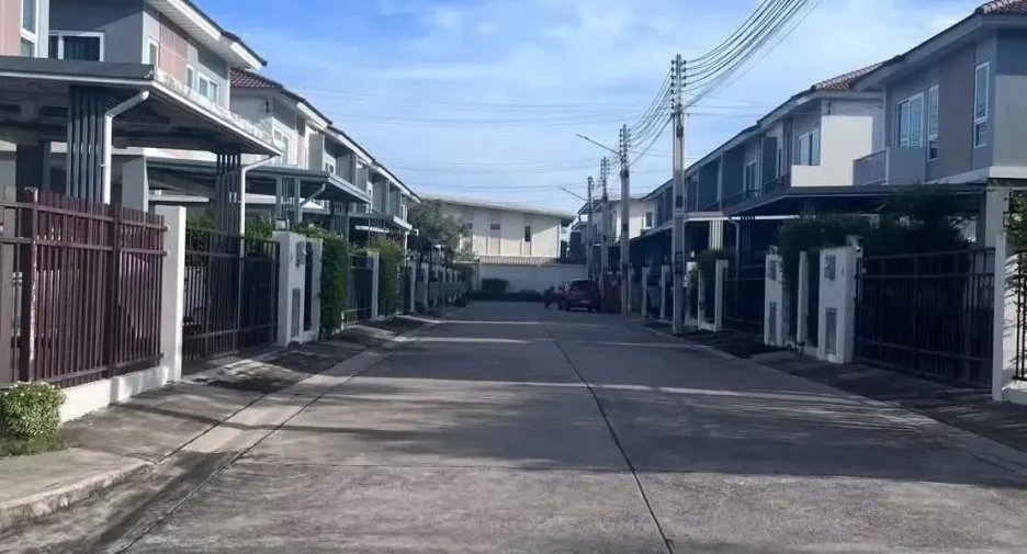 Casa adosada en venta de 3 habitaciones en Si Racha, Chonburi