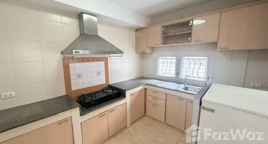 Casa en alquiler de 3 habitaciones en Mueang Pathum Thani, Pathum Thani