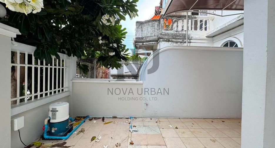 Casa adosada en venta de 3 habitaciones en Bang Lamung, Chonburi
