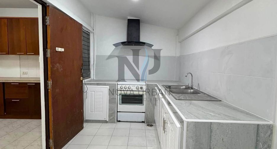 Casa adosada en venta de 3 habitaciones en Bang Lamung, Chonburi