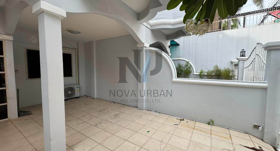 Casa adosada en venta de 3 habitaciones en Bang Lamung, Chonburi