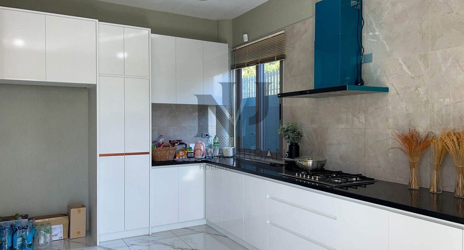Villa en venta y en alquiler de 5 habitaciones en Bang Lamung, Chonburi