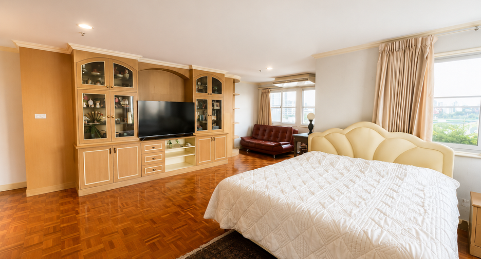 For sale 3 bedrooms condo in Yan Nawa, Bangkok