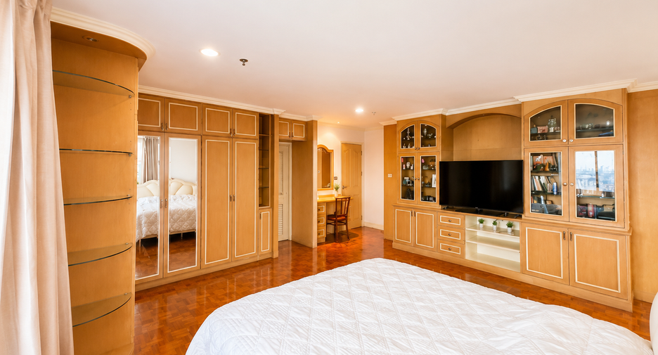 For sale 3 bedrooms condo in Yan Nawa, Bangkok