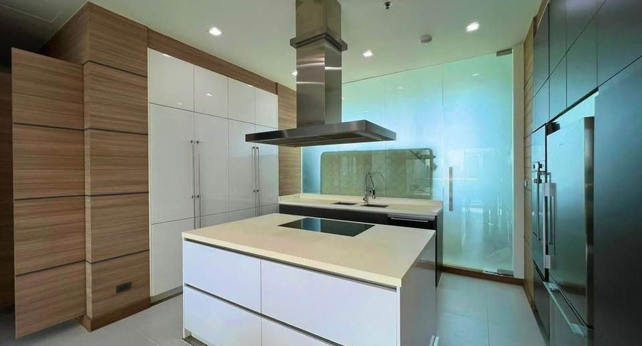 Condo en alquiler de 4 habitaciones en Khlong Toei, Bangkok