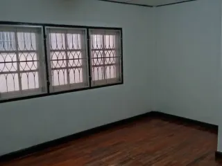 À louer 3 chambres maison de ville à Bang Khen, Bangkok