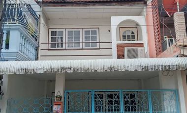 À louer 3 chambres maison de ville à Bang Khen, Bangkok