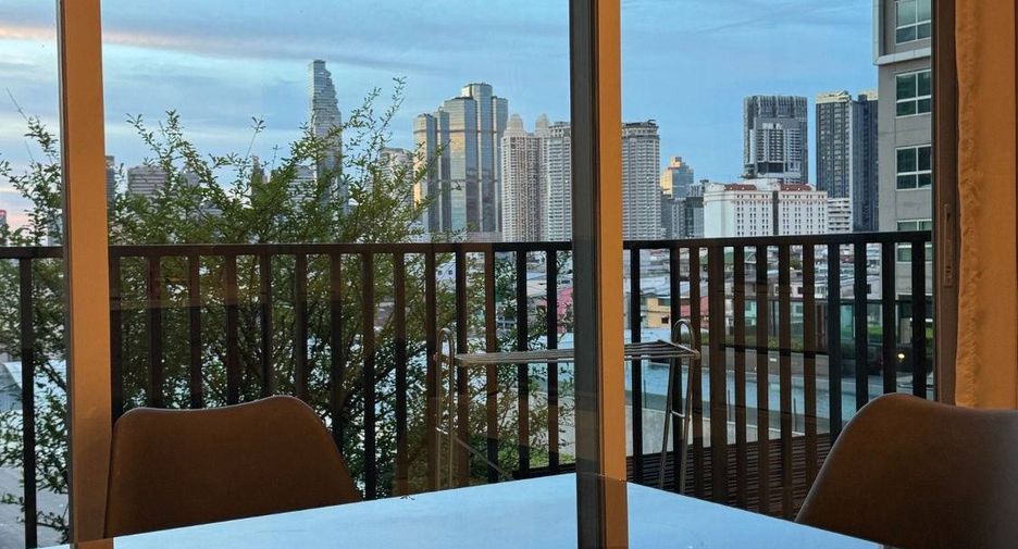 For rent 2 bedrooms condo in Yan Nawa, Bangkok