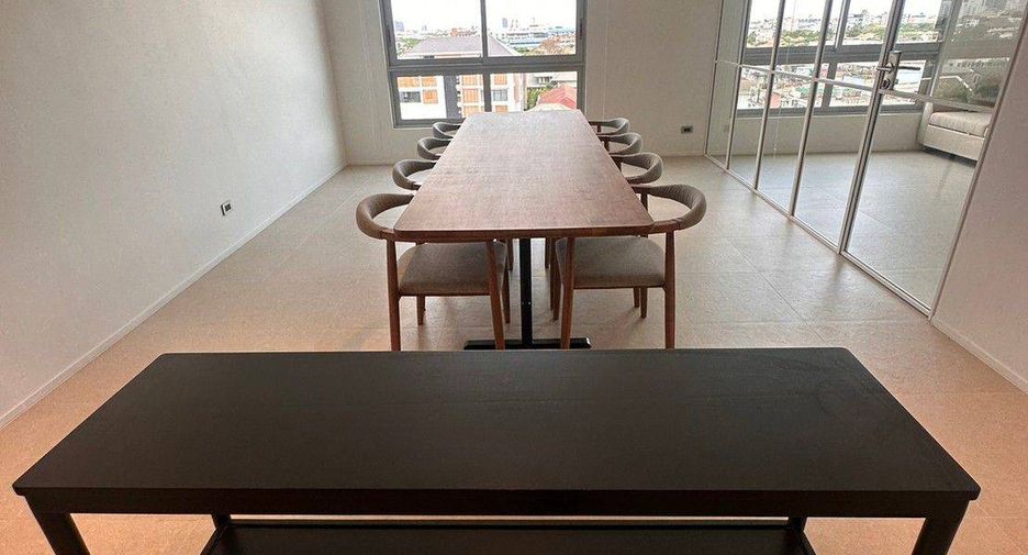 For rent 4 bedrooms condo in Khlong Toei, Bangkok