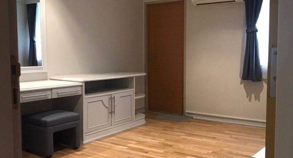 For rent 4 bedrooms condo in Watthana, Bangkok
