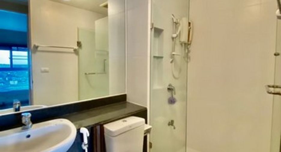 For rent 2 bedrooms condo in Thon Buri, Bangkok