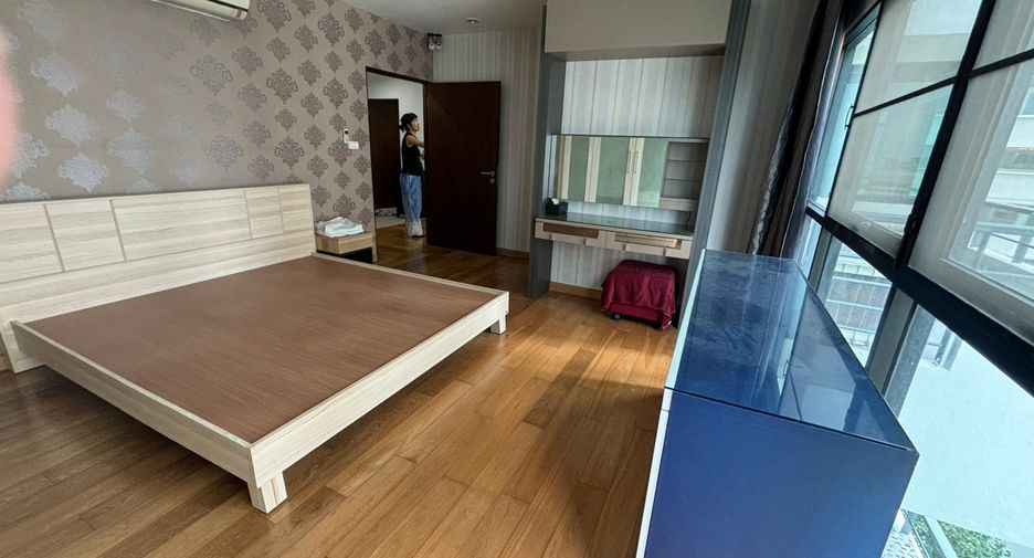 For rent 2 bedrooms condo in Sathon, Bangkok
