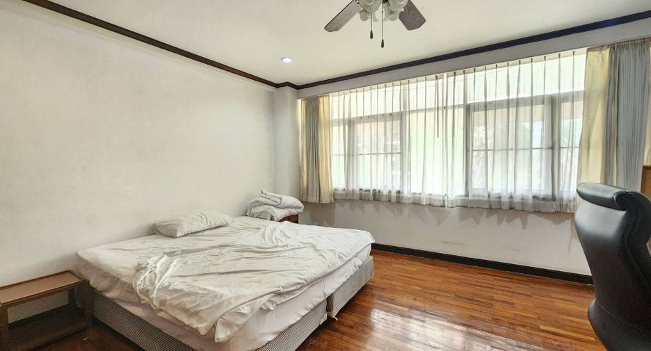 For rent 3 bedrooms condo in Khlong Toei, Bangkok